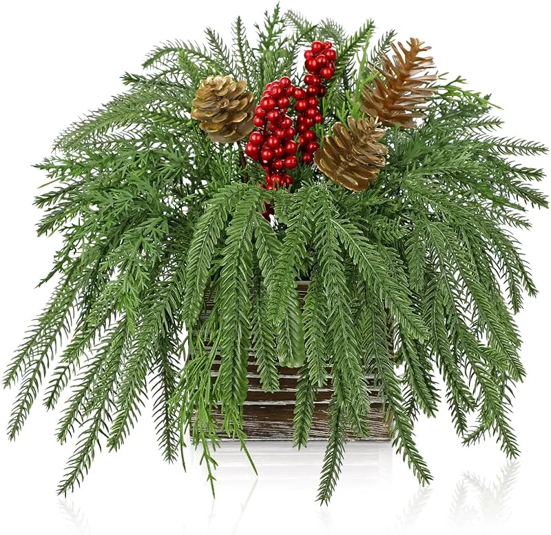 Arborus Pino artificial de Norfolk en caja de madera de 10.2 pulgadas, decoración de centro de mesa de Navidad, planta de Navidad artificial con piñas de pino, bayas rojas y vegetación para centro de — Decoracion Navidad