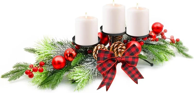 MrMrKura Centro de mesa de Navidad con 3 portavelas, decoraciones de Navidad de mesa con piñas de pino, lazo de bayas doradas y bolas para comedor, fiesta en casa (rojo) — Cena a la luz de velas