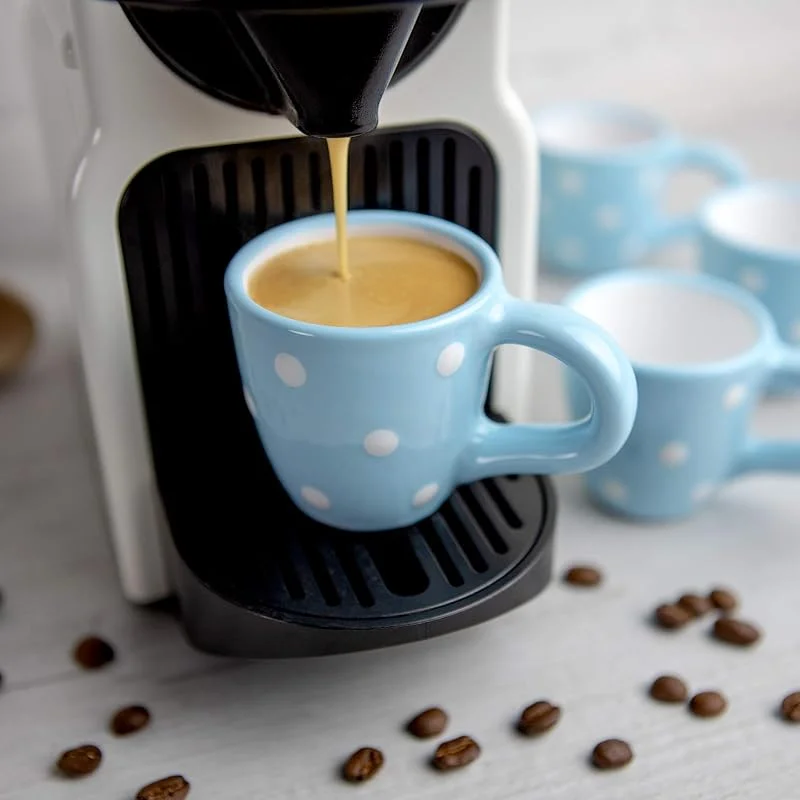 Visita la tienda de City to Cottage City to Cottage® Cerámica en Azul Celeste y Blanco, Diseño de Lunares, Hecha y Pintada a Mano, Cerámica Esmaltada 2oz, 60ml, Set de 4 Tazas de Café Espresso, Regalo — Adviento y mesa