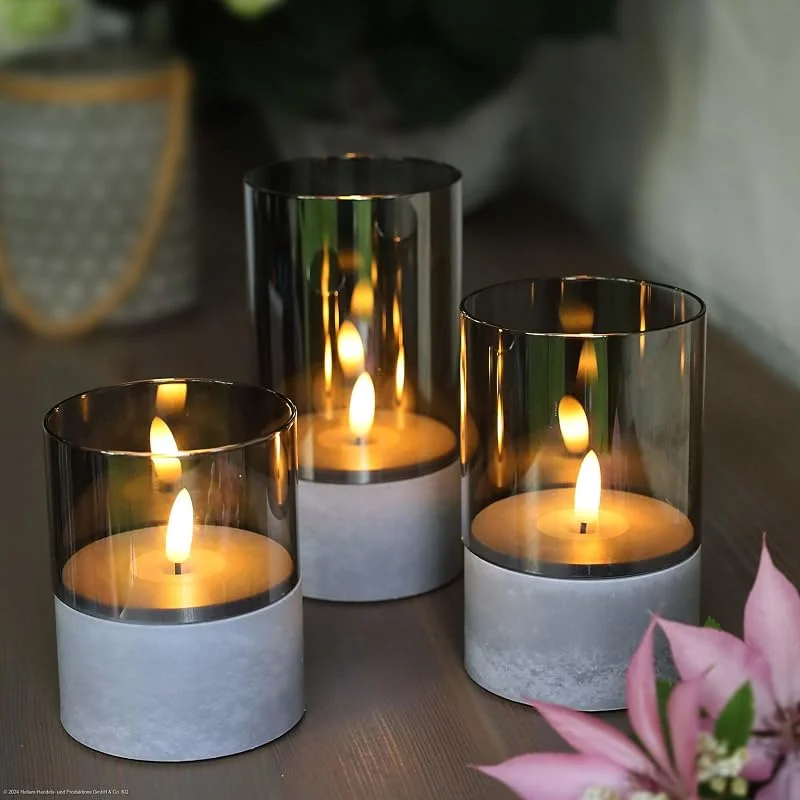 Visita la tienda de Hellum Hellum velas LED con función temporizador gris, juego de 3 en varios tamaños, velas LED de llama parpadeante, para exterior, con pilas 6xAA (no incl.) 10, 12, 5, 15 x8cm (HxØ) 151992 — Luces Navidad