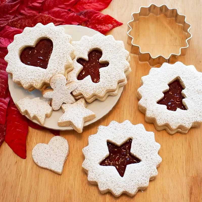 Visita la tienda de Ann Clark Cookie Cutters Ann Clark Christmas Linzer - Juego de 5 cortadores de galletas hechos en Estados Unidos: círculo estriado, mini corazón, mini árbol de Navidad, estrella, hombre de jengibre — Hogar y cocina