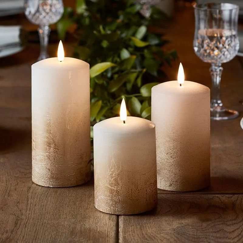 Visita la tienda de Lights4fun Lights4fun - TruGlow® Conjunto de 3 Velas LED sin Llama a Pilas en Cera Blanca con Efecto Ombré Bronce con Mecha y Llama Parpadeante — Cena a la luz de velas