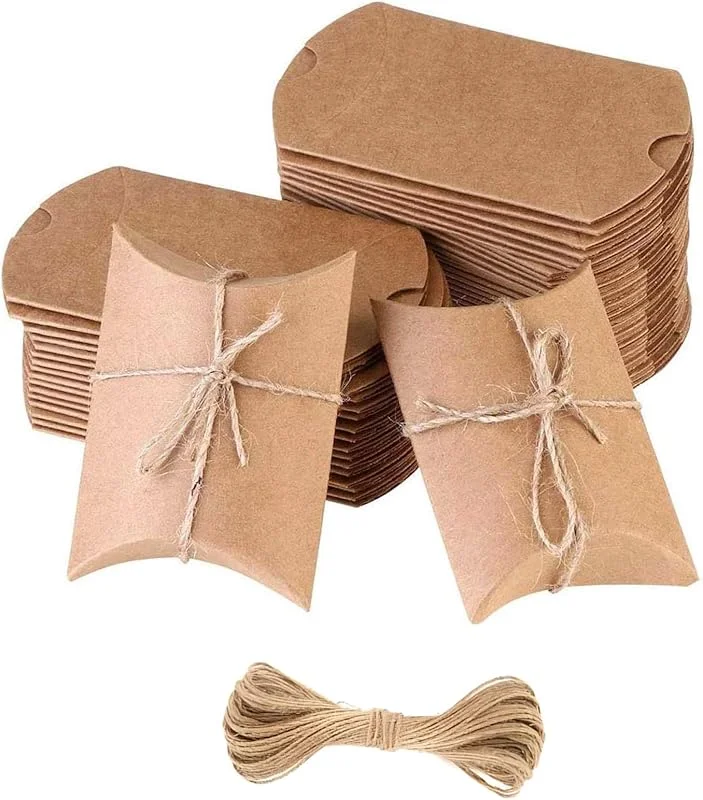 Bellabon 100 cajas de regalo, caja de papel Kraft marrón vintage, caja de regalo de caramelos de boda de Navidad, pequeña caja de regalo en forma de almohada con 100 cuerdas de cáñamo — Envoltorio regalo