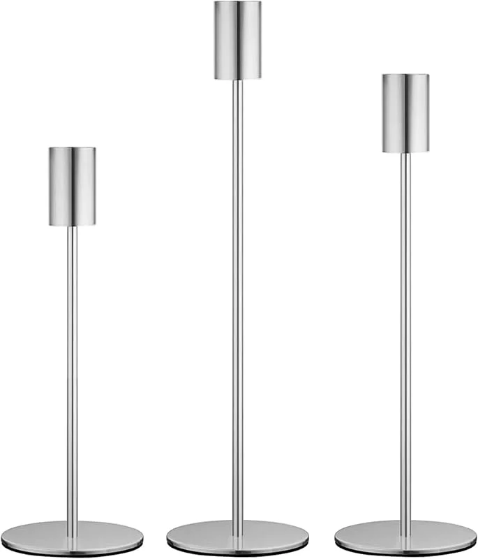 Visita la tienda de AiiBowy Candelabro Plateado [3 Piezas] Portavelas de Varilla, Vintage Candeleros de Metal Alto, Aoporte para Velas, Candelabro Navidad para Bodas, Fiestas, Decoración del Hogar (Plateado) — Cena a la luz de velas