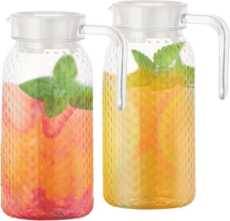 Lrocotanc 2 Piezas Jarra de Agua de Plástico con Tapa y Asa 1 Litro Jarra Transparente de Plástico para Agua, Jugo, Té, Café, Leche y Vino, Apta para Bebidas Calientes y Frías — Vino y mesa festiva