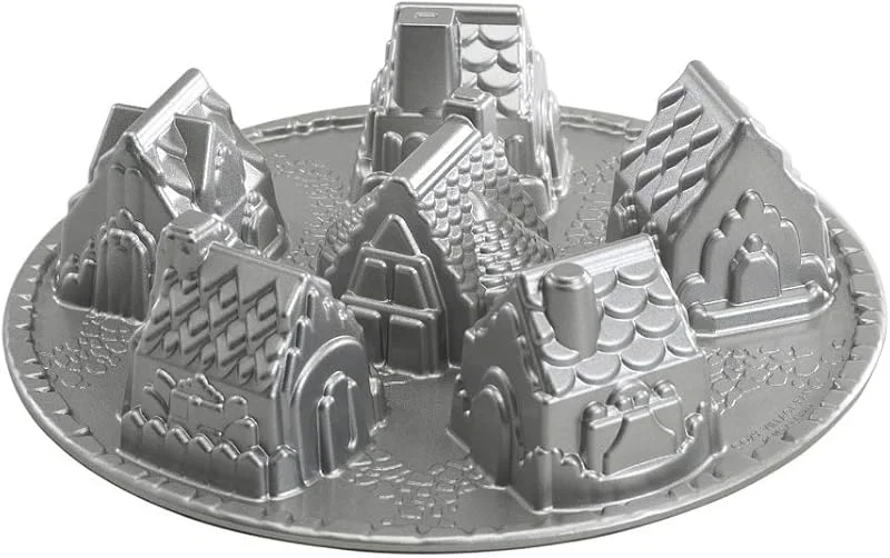 Nordic Ware 81.948 Pastel Diseño de moldes de aluminio fundido Cozy Village — Hogar y cocina